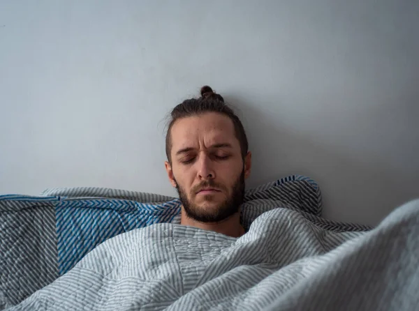 Hombre Blanco Dentro Cama Con Los Ojos Cerrados Está Sufriendo — Foto de Stock