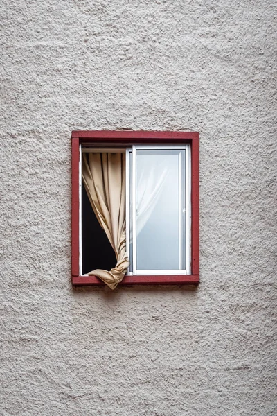 Petite Fenêtre Ouverte Avec Cadre Rouge Rideau Jaune Intérieur — Photo