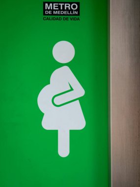 Yeşil Kapıdaki Hamile Bir Kadının Sembolü