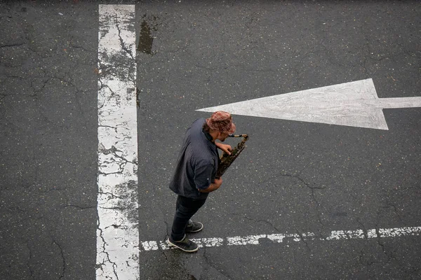 Homem Vestindo Chapéu Xadrez Joga Saxofone Rua Para Uma Dica — Fotografia de Stock
