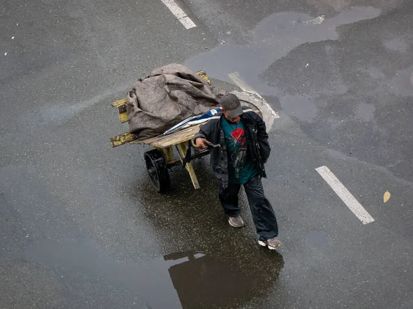Hombre Marrón Con Una Carretilla Para Reciclaje Recolección Basura Caminando —  Fotos de Stock