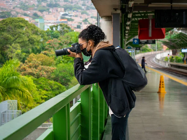 Colombiaanse Vrouw Met Zwart Haar Draagt Een Zwart Masker Grote — Stockfoto