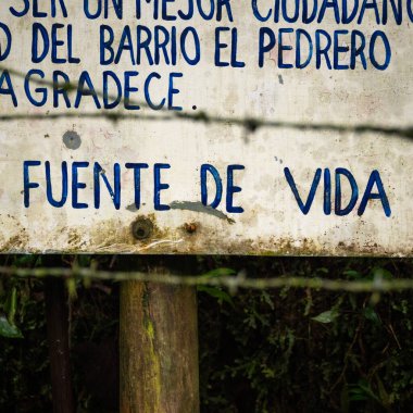 Dikenli Tel 'in arkasında 