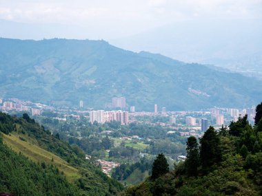 Yeşil Dağlarla çevrili Çok Uzaklardaki La Estrella Manzarası