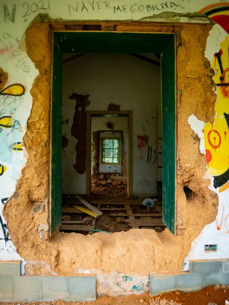 Maison Abandonnée Avec Les Fenêtres Les Portes Usées Par Humidité — Photo