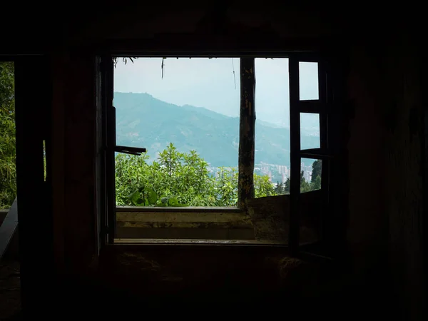 Vista Céu Das Montanhas Partir Janela Úmida Uma Casa Abandonada — Fotografia de Stock