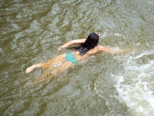 女人在靠近高山的河边游泳 — 图库照片