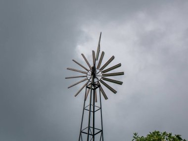 Bulutlu bir günde koşan yel değirmeni