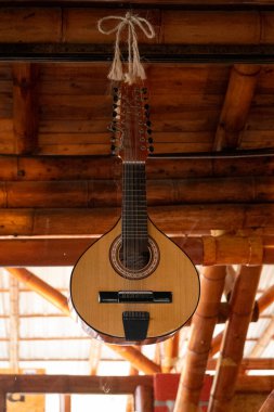 Ahşap Tavanda Lute Asılı