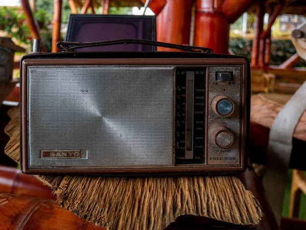 Antique Radio Ένα Ξύλινο Trunk — Φωτογραφία Αρχείου