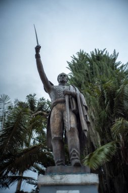 Salento, Quindio, Kolombiya - 6 Haziran 2022: Simon Bolivar 'ın Kılıcı Şehrin Parkında Yükseldi