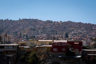 Dağlarda ve Bolivya 'nın La Paz şehrindeki Dağların Kıyısında Birçok Ev İnşa Edildi