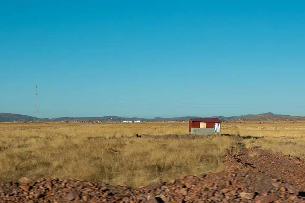Ein Kleines Haus Inmitten Des Trockenen Und Gelben Bodens Kontrast — Stockfoto