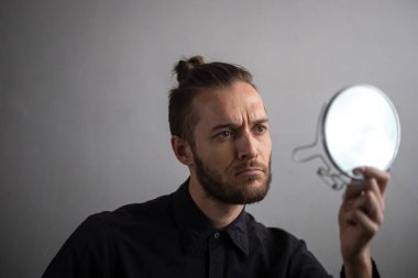 Beyaz Arkaplanda Aynadaki Genç Beyaz Adam Görünüyor