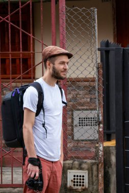 Sakallı, kahverengi şapkalı ve tişörtlü genç beyaz adam 