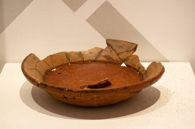 Jerico, Antioquia, Kolombiya - 5 Nisan 2022: Antropoloji ve Sanat Müzesi 'nde Beyaz Arkeolojik Arkaplan