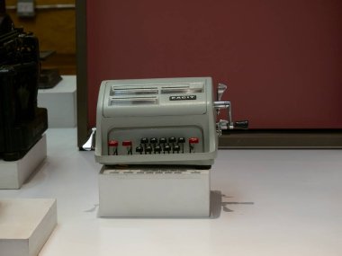 Jerico, Antioquia, Kolombiya - 5 Nisan 2022: Antropoloji ve Sanat Sergisi Yüzey Hesaplama Makinesi