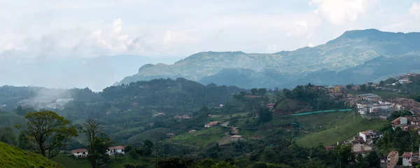 Montagnes Vertes Pleines Arbres Végétation Milieu Brume Descendant Ciel — Photo