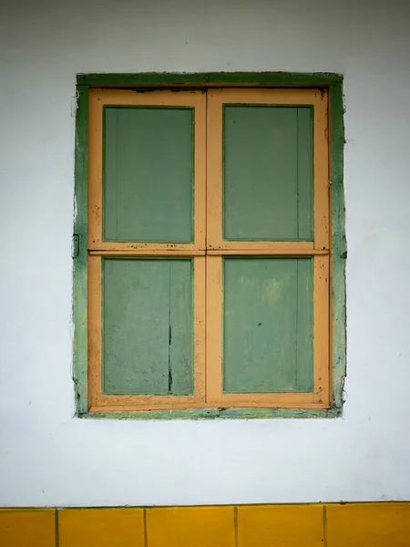 Fenêtre Verte Jaune Fond Blanc Caractéristique Ville Jéricho Antioquia Colombie — Photo