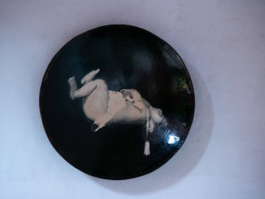 Jerico, Antioquia, Kolombiya - 5 Nisan 2022: Bebek Bezi Giyen Siyah Seramik Tabak