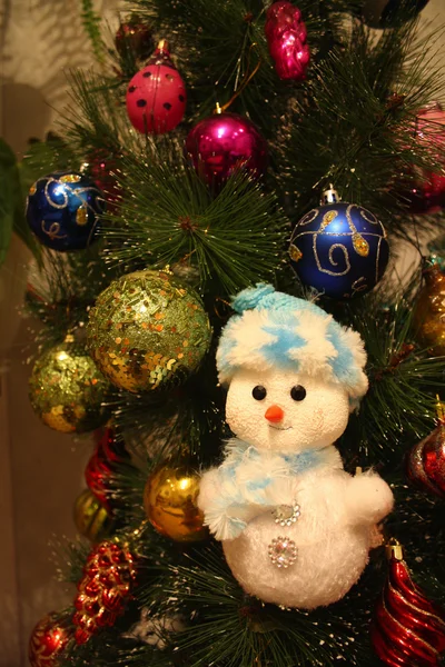 Boneco de neve na árvore — Fotografia de Stock