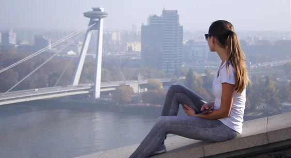 Menina sentada sobre Bratislava — Fotografia de Stock