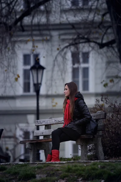 Dívka na lavičce — Stock fotografie