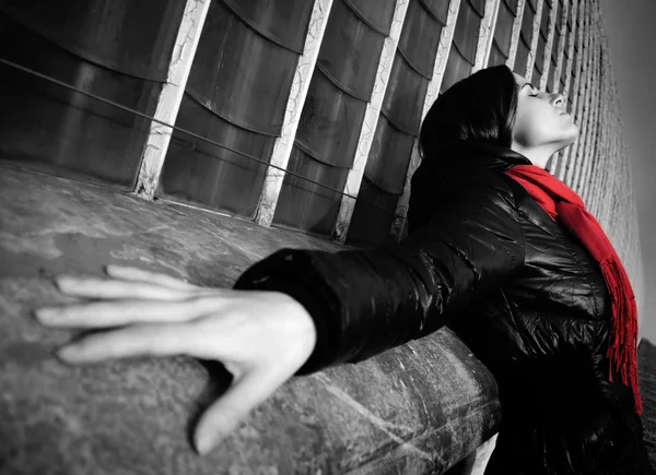 Posing girl in the wall 3 — Stock Photo, Image