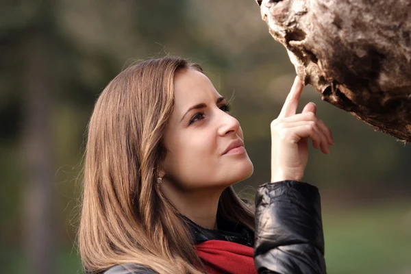 Junges schönes Mädchen in einem Baum 3 — Stockfoto