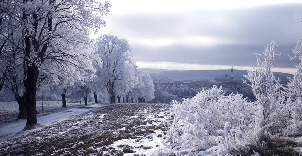 Дороги в зимнем пейзаже над городом — стоковое фото