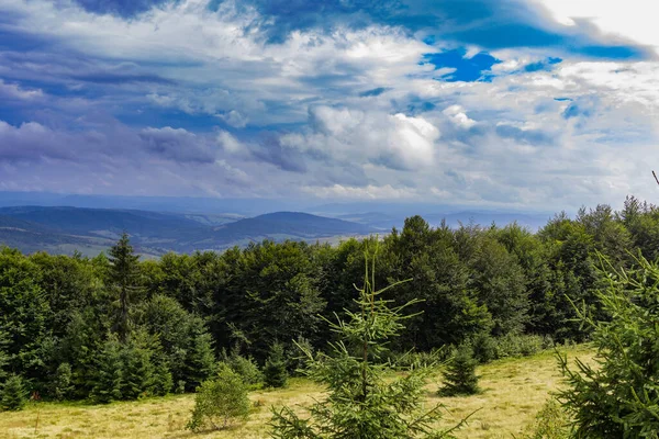 Fantastisk landskap på fjelltoppen. Panoramautsikt ved fjelldaler opplyst av sol. Karpatene fjell – stockfoto