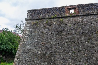 Antik Uzhgorod şatosunun önünde yeşil bir çimenlik olan Ortaçağ Gri Kale duvarı. Uzhgorod Kalesi, Zakarpattya Bölgesi, Batı Ukrayna