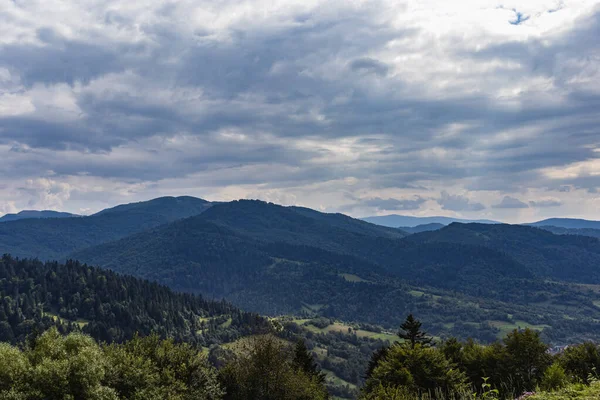 Uzhotsky 'den gelen Karpatlar' ın güzel panoramik manzarası Ukrayna Karpatları Dağları 'ndaki yüksek dağları geçer.
