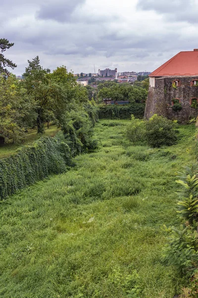 Antik Uzhgorod şatosunun önünde yeşil bir çimenlik olan Ortaçağ Gri Kale duvarı. Uzhgorod Kalesi, Zakarpattya Bölgesi, Batı Ukrayna