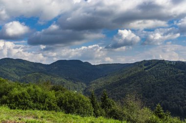 Uzhotsky 'den gelen Karpatlar' ın güzel panoramik manzarası Ukrayna Karpatları Dağları 'ndaki yüksek dağları geçer.