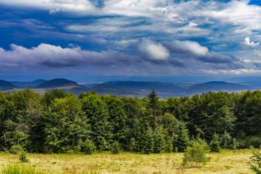 Dağın tepesinde muhteşem bir manzara. Güneşle aydınlanan dağ vadilerinin panoramik manzarası. Karpatlar, Ukrayna