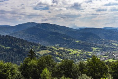 Uzhotsky 'den gelen Karpat Dağları' nın güzel panoramik manzarası Ukrayna Karpatlar Dağları 'ndaki yüksek dağları geçer. Antik Ormanlar
