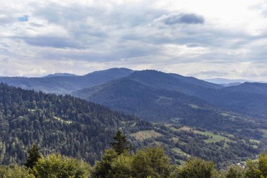 Uzhotsky 'den gelen Karpatlar' ın güzel panoramik manzarası Ukrayna Karpatları Dağları 'ndaki yüksek dağları geçer.