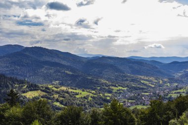 Uzhotsky 'den gelen Karpat Dağları' nın güzel panoramik manzarası Ukrayna Karpatlar Dağları 'ndaki yüksek dağları geçer. Antik Ormanlar