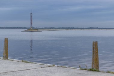 Kyiv Sarnıç Gözetleme Kulesi. Kyyivvske vodoskhovyshche. Kyiv Denizi 'ndeki deniz feneri. Dnipro Nehri Rezerv İşareti