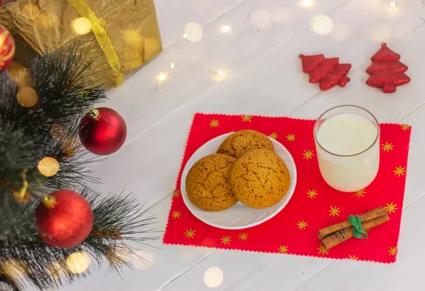 装飾された部屋のクリスマスツリーの下でサンタクロースのための牛乳と自家製クッキーのガラス — ストック写真
