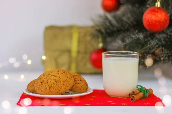 装飾された部屋のクリスマスツリーの近くにサンタクロースのための牛乳と自家製クッキーのガラス — ストック写真