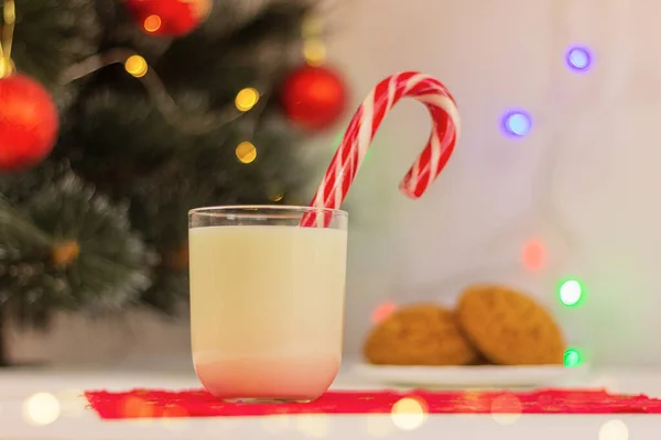 Weihnachtsmilchgetränk Glas Mit Zuckerrohr Auf Dem Hintergrund Von Weihnachtsbaum Und — Stockfoto