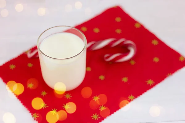 Стакан Молока Рождественская Конфетка Праздничной Красной Салфетке Традиционное Угощение Санта — стоковое фото