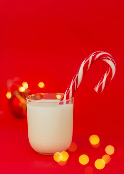 Стакан Молока Рождественскими Сладостями Крупным Планом Красном Фоне Праздничными Огнями — стоковое фото