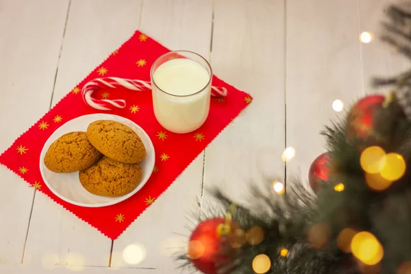 クリスマスツリーの下でサンタのための伝統的な御馳走 ミルクと父のためのクッキーのお祝いのガラスクリスマス — ストック写真