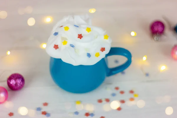 Blaue Tasse Mit Einem Getränk Mit Schlagsahne Und Dekorativen Sternen — Stockfoto