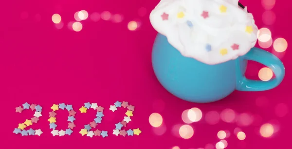 Número 2022 Pequenas Estrelas Doces Decorativas Lado Uma Bebida Festiva — Fotografia de Stock