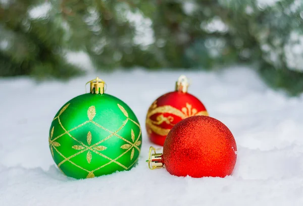 Las Bolas Verdes Rojas Navidad Mienten Nieve Natural Bosque — Foto de Stock