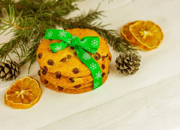 クリスマスクッキーとレモンのスライス木のテーブルの上にスプルースの枝の近く お祝いのお菓子やデザート — ストック写真